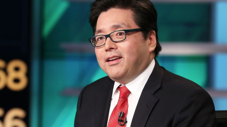 Mortgage rates could fall below 5% next year, emboldening US consumers and allowing banks to 're-liquify,' Fundstrat's Tom Lee says
